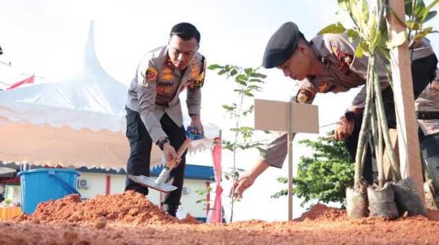 Kapolres Karimun AKBP Fadli Agus menanam bibit pohon di halaman markas Satpolairud sebagai bagian dari Program Penanaman 10 Juta Pohon Bersama Polri, Rabu (15/11/2023). (dok Humas Polres Karimun)