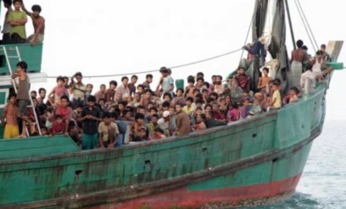 perahu pengungsi Rohingya 1 Para migran termasuk Muslim Rohingya di Myanmar duduk di perahu mereka menunggu untuk diselamatkan oleh nelayan Aceh di laut lepas pantai Aceh Timur. (Foto: AP)