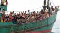 perahu pengungsi Rohingya 1 Para migran termasuk Muslim Rohingya di Myanmar duduk di perahu mereka menunggu untuk diselamatkan oleh nelayan Aceh di laut lepas pantai Aceh Timur. (Foto: AP)