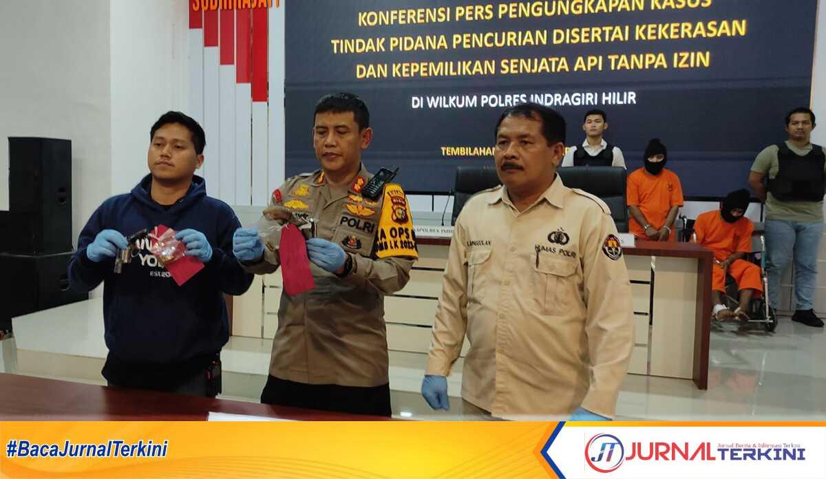 perampokan di inhil Kapolres Inhil AKBP Norhayat bersama jajaran memberikan keterangan pers terkait penangkapan tersangka perampokan di Mapolres Inhil, Rabu (29/11/2023). (JurnalTerkini.id/abdullah)