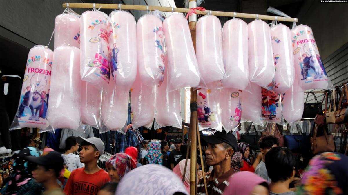 permen kapas diabetes Seorang pria menjual permen kapas di area pasar luar yang ramai di pasar tradisional Tanah Abang menjelang Idul Fitri di Jakarta. (Foto: REUTERS/Darren Whiteside)