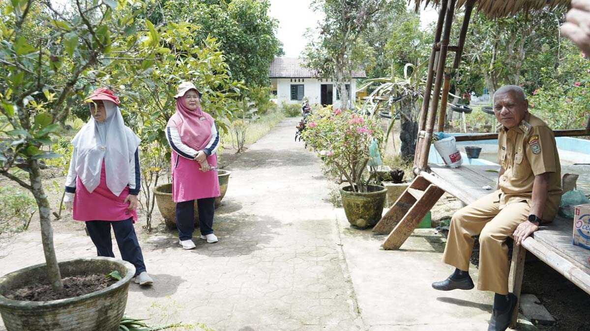 pkk asahan Bupati Asahan H Surya saat meninjau revitalisasi Taman Toga Rambate Rata Raya yang diadakan TP PKK daerah setempat, Senin (6/11/2023). (Dok Diskominfo Asahan)
