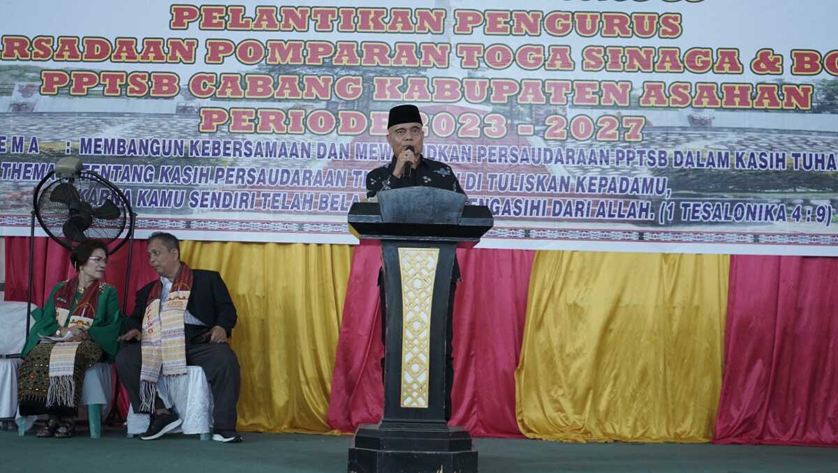 ppstb asahan Asisten Perekonomian dan Pembangunan Oktoni Eriyanto memberikan sambutan dalam acara pelantikan pengurus Pomparan Toga Sinaga dan Boru (PPTSB) Cabang Kabupaten Asahan periode 2023-2027 di Gedung Olahraga (GOR) Kisaran, Minggu (12/11/2023). (Dok diskominfo asahan)