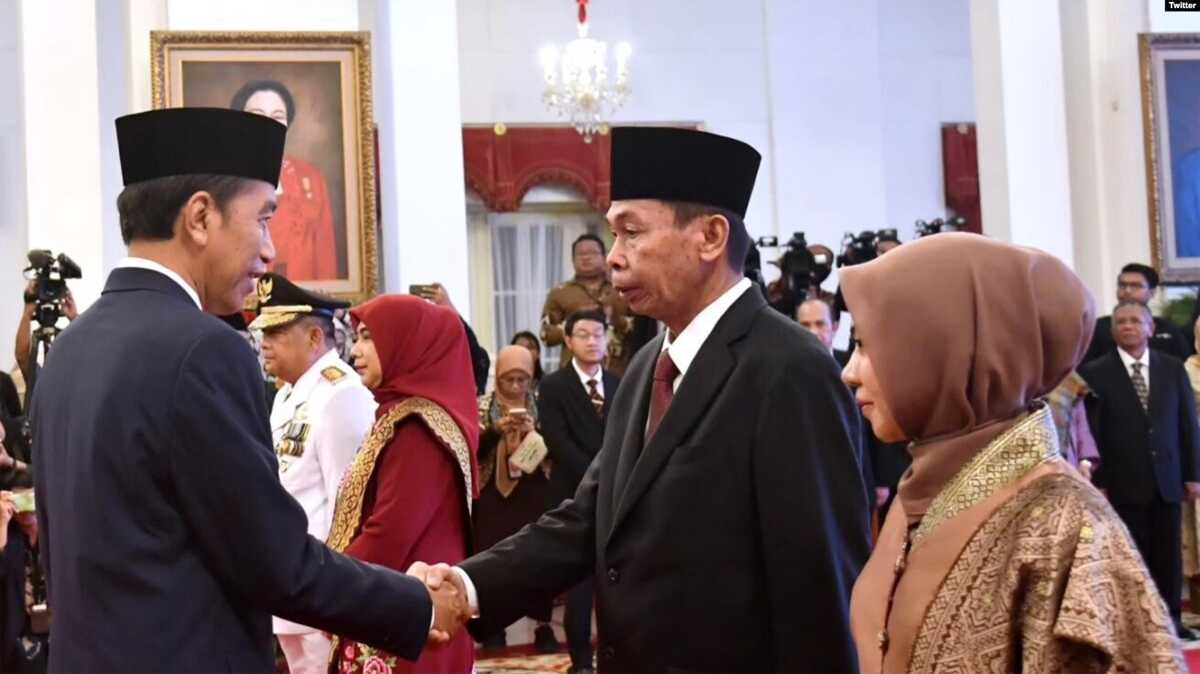 Presiden Joko Widodo berjabat tangan dengan Nawawi Pomolango yang dilantik sebagai Ketua Sementara Komisi Pemberantasan Korupsi (KPK) masa jabatan tahun 2019-2024 di Istana Negara, Senin, 27 November 2023. (Twitter/@jokowi)