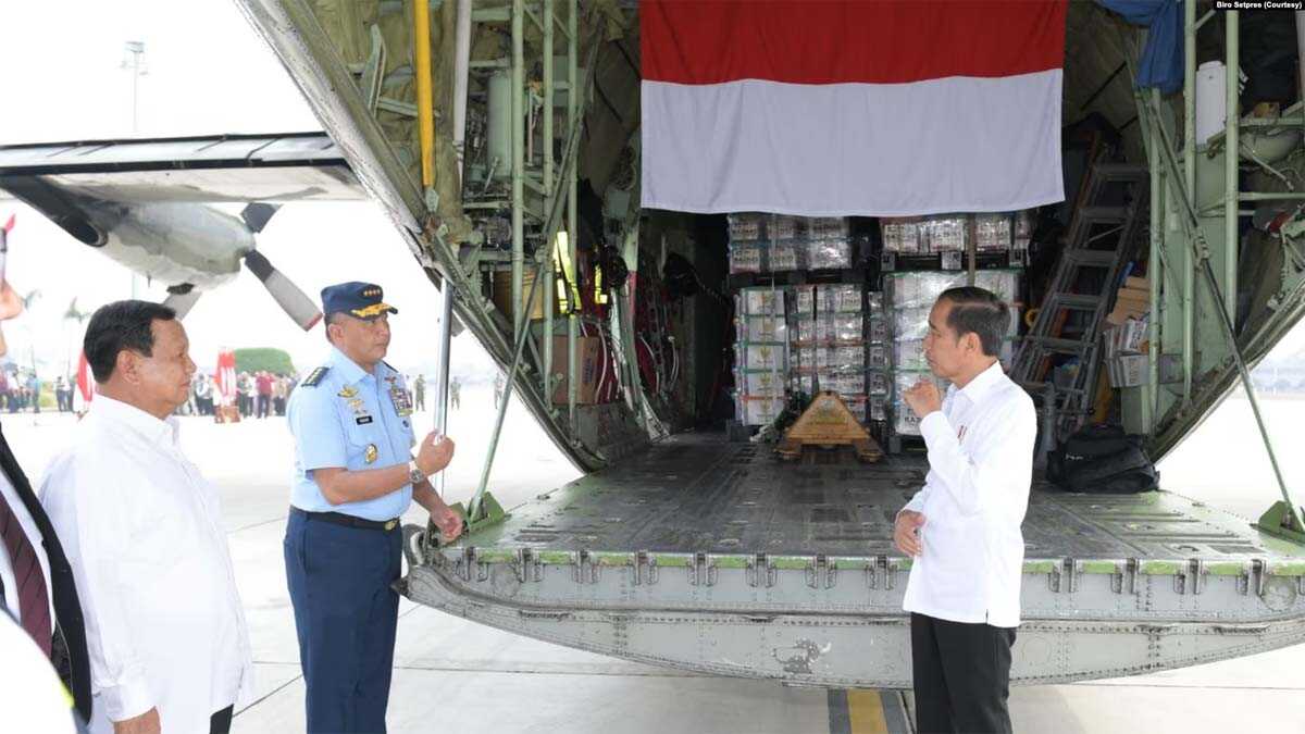 presiden lepas bantuan kemanusiaan palestina Presiden Jokowi bersama dengan Menteri Pertahanan Prabowo Subianto dalam acara pelepasan bantuan kemanusiaan Indonesia untuk rakyat Palestina di Bandara Halim Perdana Kusumah, Jakarta, Sabtu (4/11). (Foto: Courtesy/Biro Setpres).