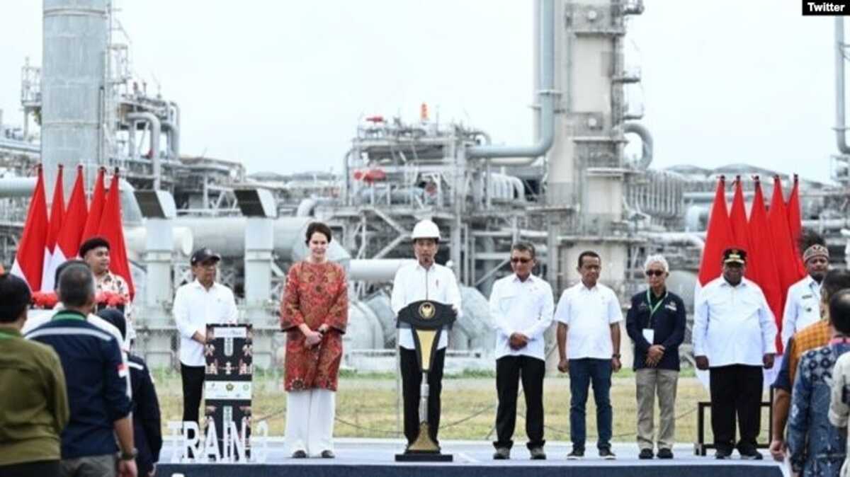proyek penyimpanan karbon di papua barat Presiden Joko Widodo meresmikan Proyek Strategis Nasional (PSN) Tangguh Train 3 di Kabupaten Teluk Bintuni, Papua Barat, Jumat, 24 November 2023. Proyek ini diharapkan dapat meningkatkan kapasitas produksi tahunan Tangguh LNG menjadi 11,4 juta ton per tahun. (Twitter/@jokowi)