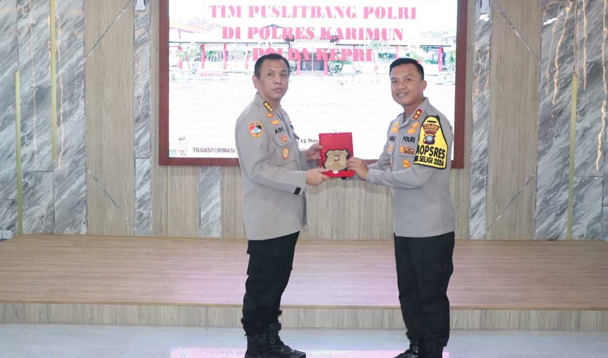 puslitbang polri ke karimun Kapolres Karimun AKBP Fadli Agus bertukar cendera mata dengan Ketua Tim Puslitbang Polri Kombes Pol Ade Djadja Subagdja di sela pertemuan di Mapolres Karimun, Rabu (15/11/2023). (Dok Humas Polres Karimun)
