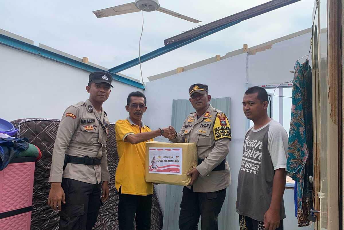 puting beliung di moro karimun Kapolsek Moro AKP Rizal Rahim menyerahkan bantuan berupa paket sembako kepada warga yang rumahnya rusak akibat angin puting beliung pada Selasa (14/11/2023). (Dok Humas Polres Karimun)