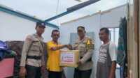 puting beliung di moro karimun Kapolsek Moro AKP Rizal Rahim menyerahkan bantuan berupa paket sembako kepada warga yang rumahnya rusak akibat angin puting beliung pada Selasa (14/11/2023). (Dok Humas Polres Karimun)