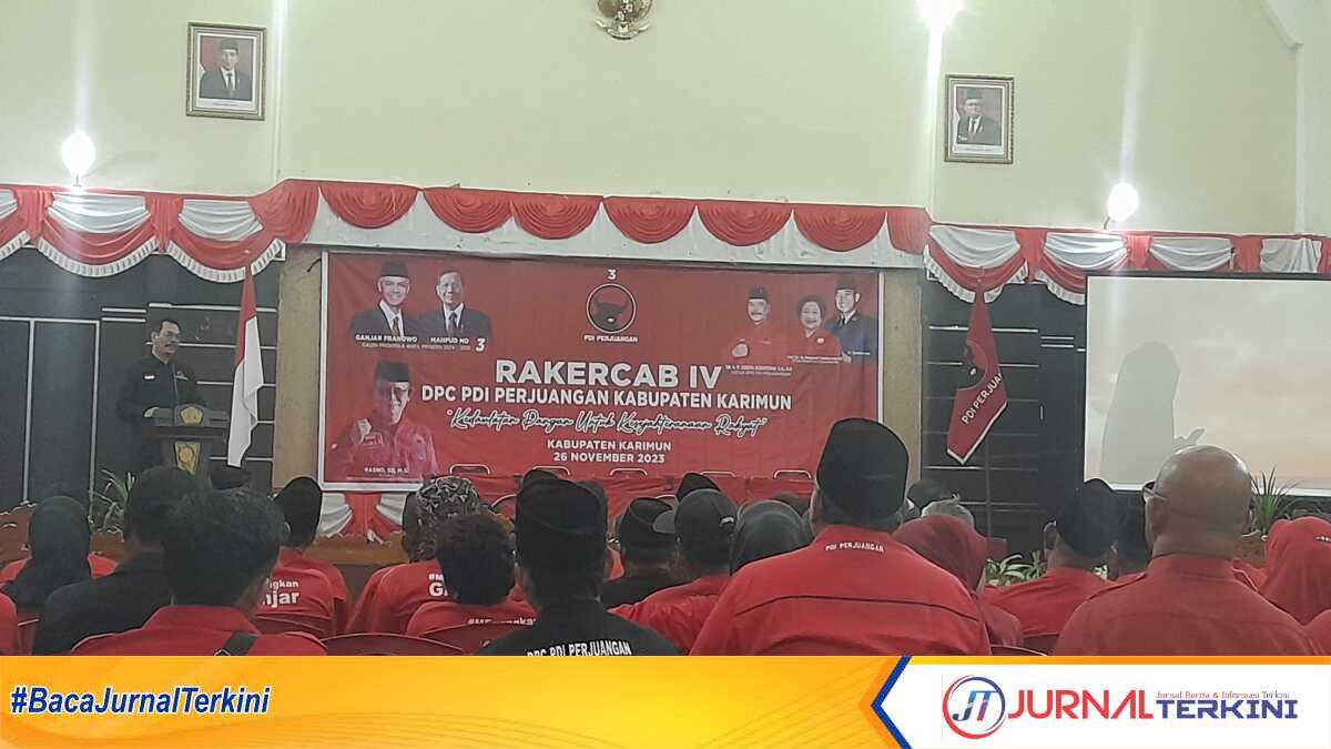 rakercab pdip Karimun Ketua DPD PDI Perjuangan Provinsi Kepri Soerya Respationo memberikan sambutan dalam Rakercab IV PDIP Karimun di Gedung Nasional, Tanjung Balai Karimun, Minggu (26/11/2023). (jurnalterkini.id/jansen)