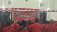 rakercab pdip Karimun Ketua DPD PDI Perjuangan Provinsi Kepri Soerya Respationo memberikan sambutan dalam Rakercab IV PDIP Karimun di Gedung Nasional, Tanjung Balai Karimun, Minggu (26/11/2023). (jurnalterkini.id/jansen)