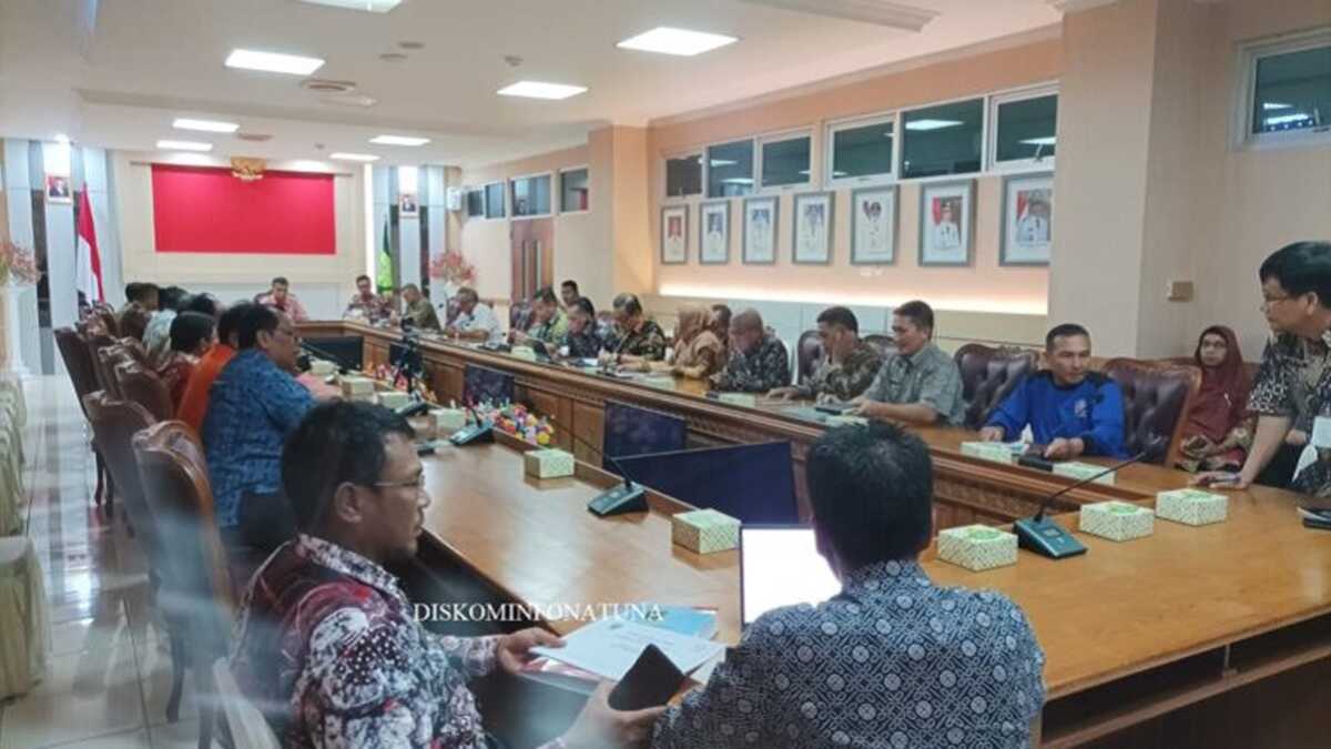 Peserta rapat memberikan laporan pelaksanaan kegiatan Tahun 2023 di tiap OPD. (foto : Diskominfona)