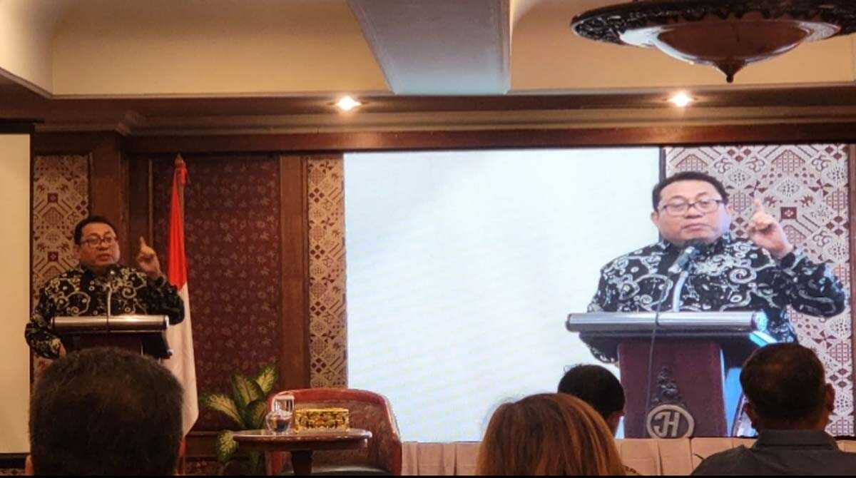 rapimnas smsi firdaus Ketua Umum SMSI Firdaus menyampaikan arahan pada sesi pembentukan komisi-komisi Rapimnas SMSI 2023, di Aula Hotel The Jayakarta, Jakarta. (siberindo.co)