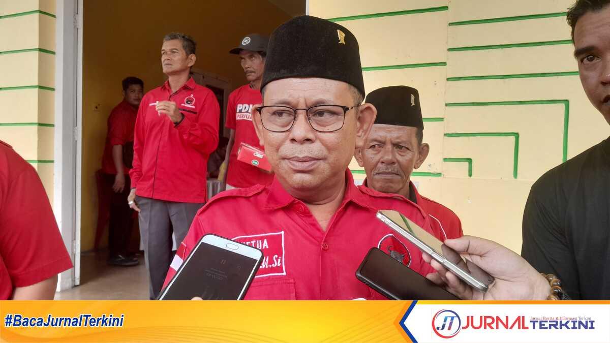 Ketua DPC PDI Perjuangan Kabupaten Karimun Rasno memberikan keterangan pers usai pembukaan Rakercab IV di Gedung Nasional, Tanjung Balai Karimun, Minggu (26/11/2023). (jurnalterkini.id/jansen)