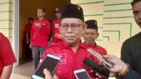 Ketua DPC PDI Perjuangan Kabupaten Karimun Rasno memberikan keterangan pers usai pembukaan Rakercab IV di Gedung Nasional, Tanjung Balai Karimun, Minggu (26/11/2023). (jurnalterkini.id/jansen)