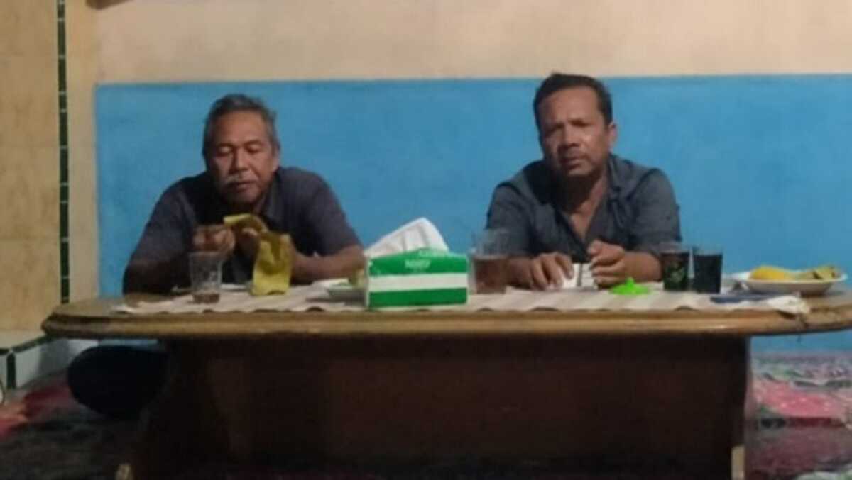 reses wakil ketua dprd natuna Wakil Ketua Komisi II DPRD Natuna, Henry FN alias Jack (kanan) didampingi Ketua RT saat melaksanakan masa Reses III di Tegul Laksmana, Sabtu (04/11/2023). (foto : hms)