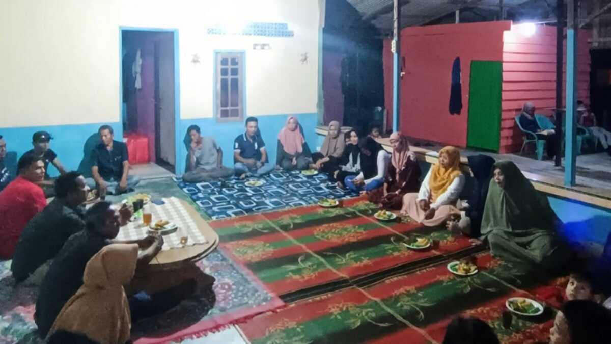 Suasana reses di kediaman Ketua RT 004, Tegul Laksmana Air Kolek. (foto : hms)