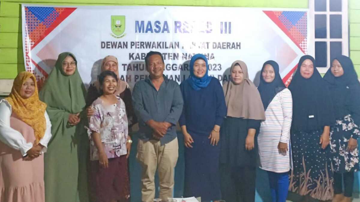 Foto bersama warga usai kegiatan reses. (foto : hms)