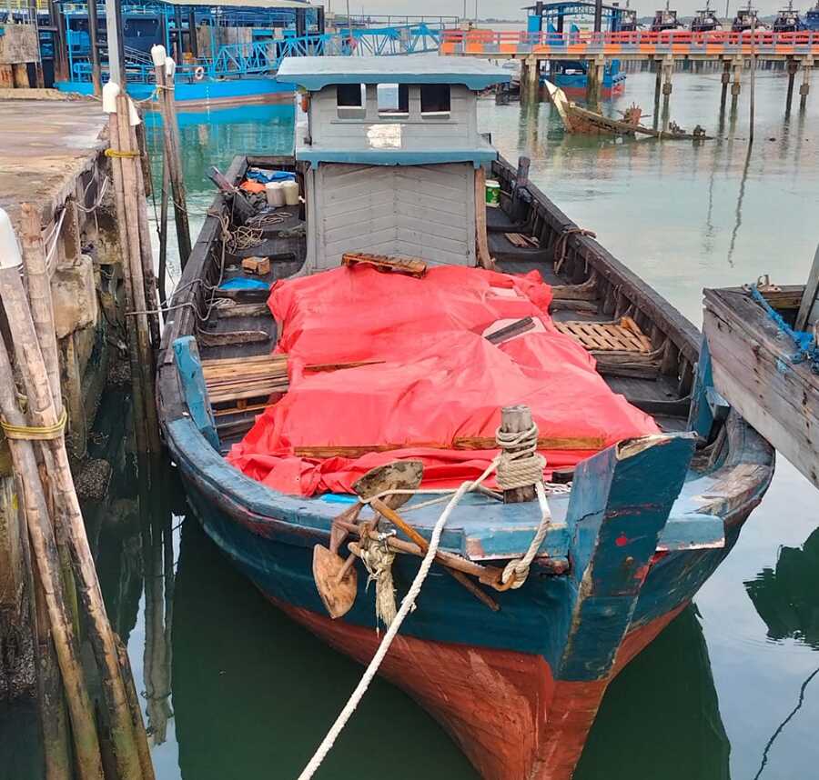 Kapal pengangkut rokok ilegal yang diamankan Bea Cukai di perairan Selat Singapura pada Selasa (20/11/2023) sandar di dermaga Kanwil DJBC Khusus Kepri di Meral, Kabupaten Karimun. (Dok Humas BC Kepri)