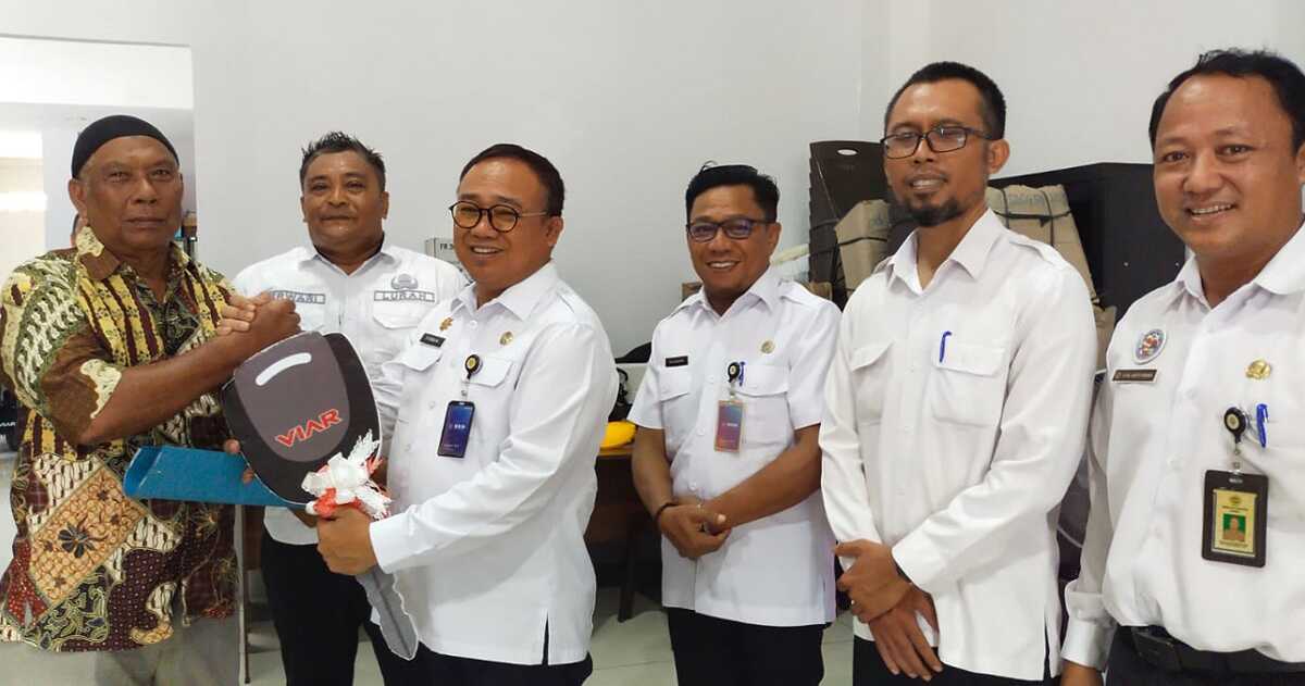 sekda serah bantuan tossa dan mesin potong rumput1 Sekda Karimun Muhammad Firmansyah didampingi Lurah Tanungbalai Kota Erwari Syawaluddin (2 kiri), Rabu (8/11/2023) di Kantor Lurah Tanjungbalai Kota secara simbolis menyerahkan kunci kendaraan tossa kepada Ketua Lembaga Pemberdayaan Masyarakat kelurahan setempat, sebagai sarana kebersihan. (dokumentasi pribadi)