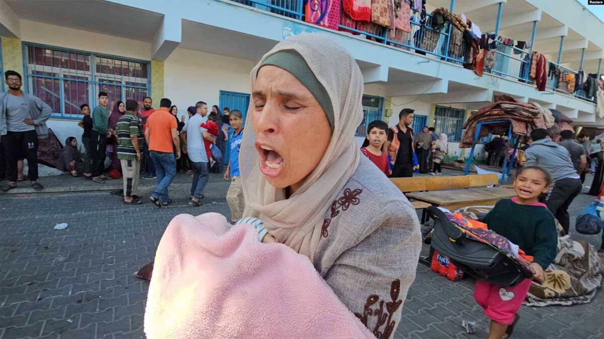 serangan israel di sekolah PBB Warga Palestina berteriak usai Israel menyerang sekolah milik PBB yang menampung para pengungsi di kamp pengungsi Jabalia di Jalur Gaza utara, 4 November 2023. (Foto: REUTERS)