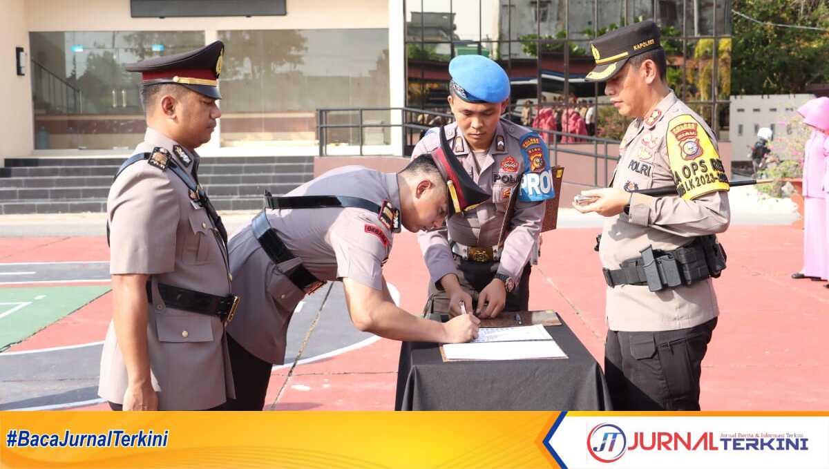 Kapolres Inhil AKBP Norhayat memimpin sertijab Kasat Lantas, Kasat Narkoba dan Kapolsek Keritang di Mapolres Inhil, Rabu (8/11/2023). (JurnalTerkini.id/Abdullah)