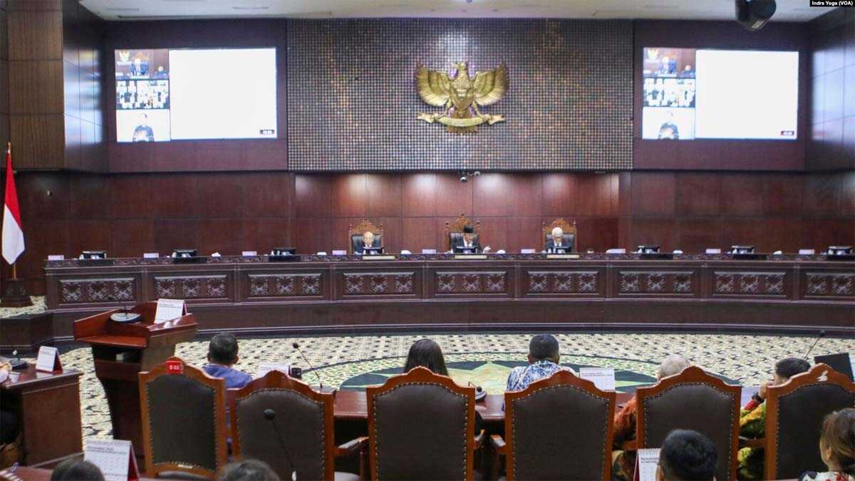 Suasana sidang pembacaan putusan dugaan pelanggaran etik hakim Mahkamah Konstitusi pada Selasa (7/11/2023) di Jakarta. (VOA/Indra Yoga)