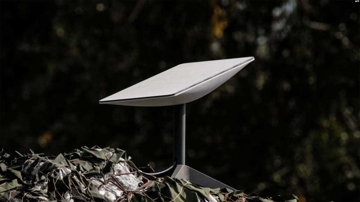 starlink elon musk Antena sistem broadband berbasis satelit Starlink yang disumbangkan oleh miliarder teknologi AS Elon Musk di Izyum, wilayah Kharkiv, di tengah invasi Rusia ke Ukraina. (Foto: AFP)