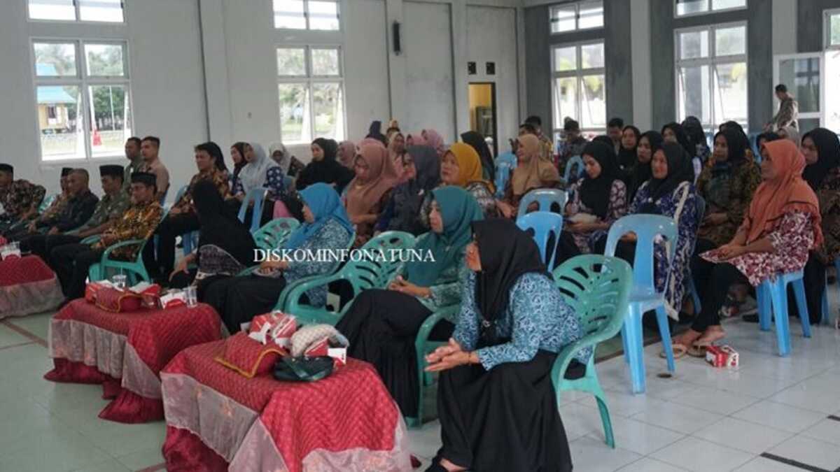 Kader Penurunan Stunting saat menghadiri sosialisasi di Gedung Aula Pertemuan Subi. (foto : diskominfona)