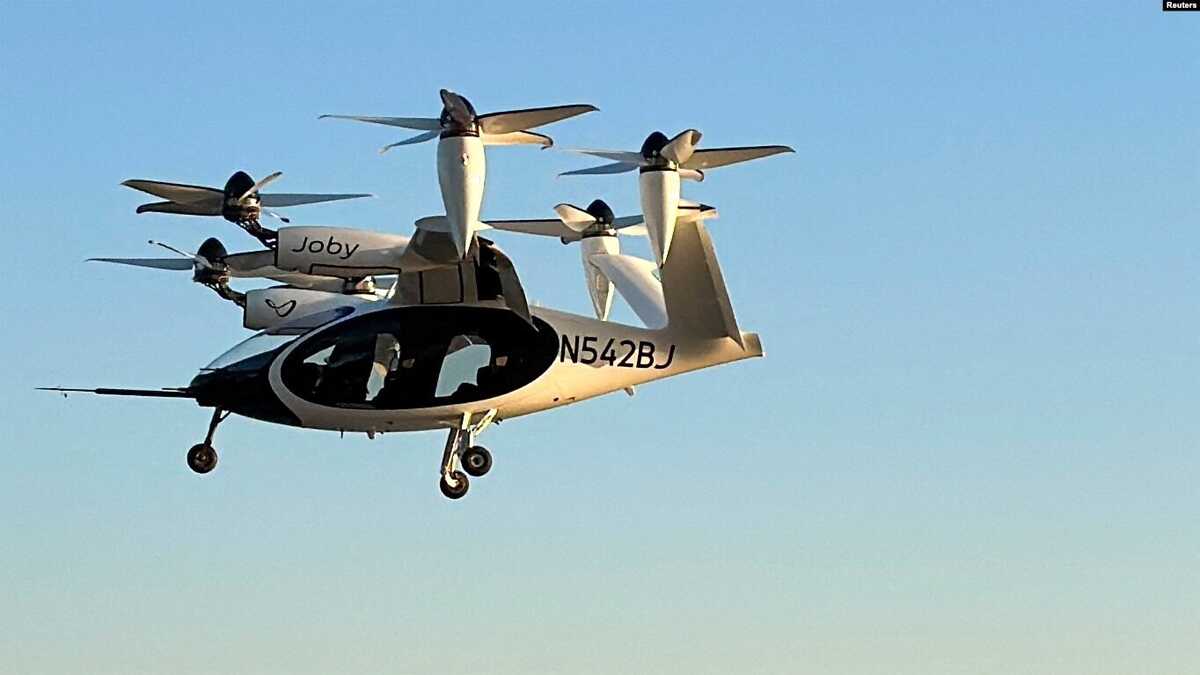 taksi udara listrik Taksi udara listrik milik Joby Aviation terbang di dekat Heliport Pusat Kota Manhattan di Manhattan, New York City, AS, 12 November 2023. (REUTERS/Roselle Chen)