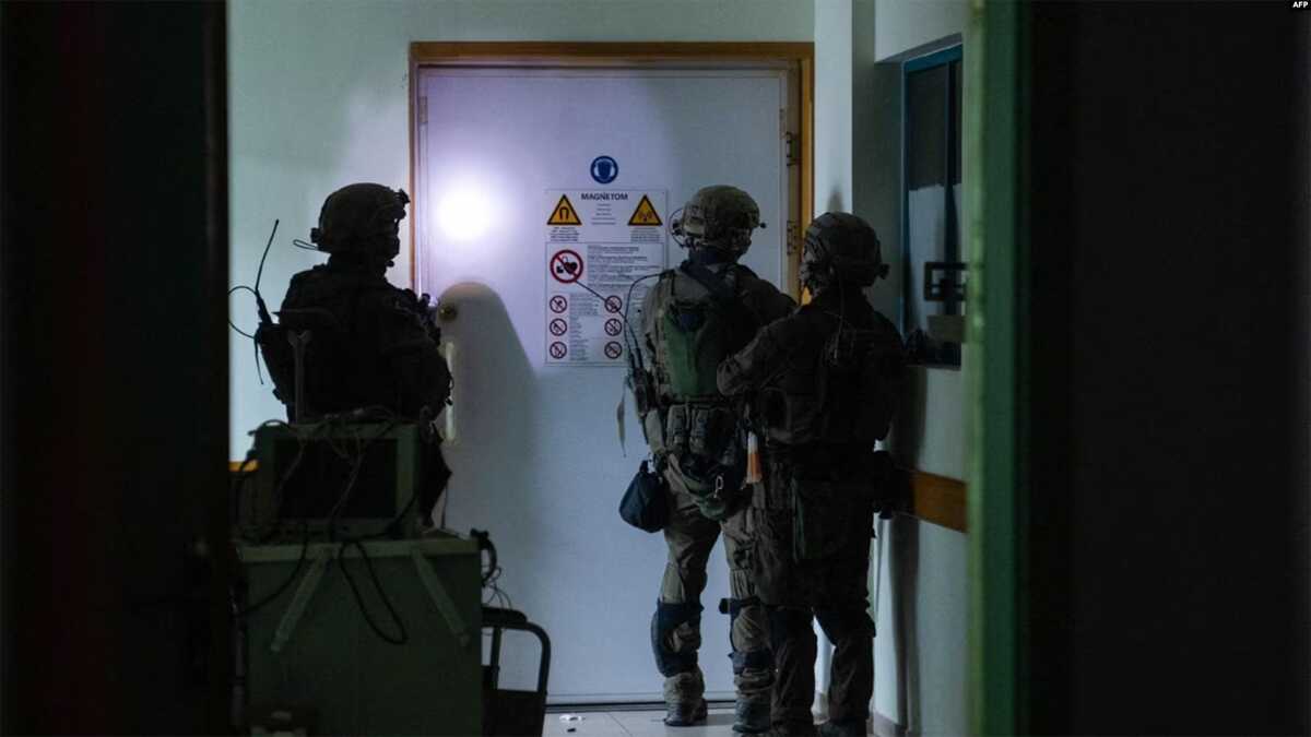 Tentara Israel melakukan operasi penggelahan di dalam rumah sakit Al-Shifa di Kota Gaza. (Foto: Tentara Israel/AFP)