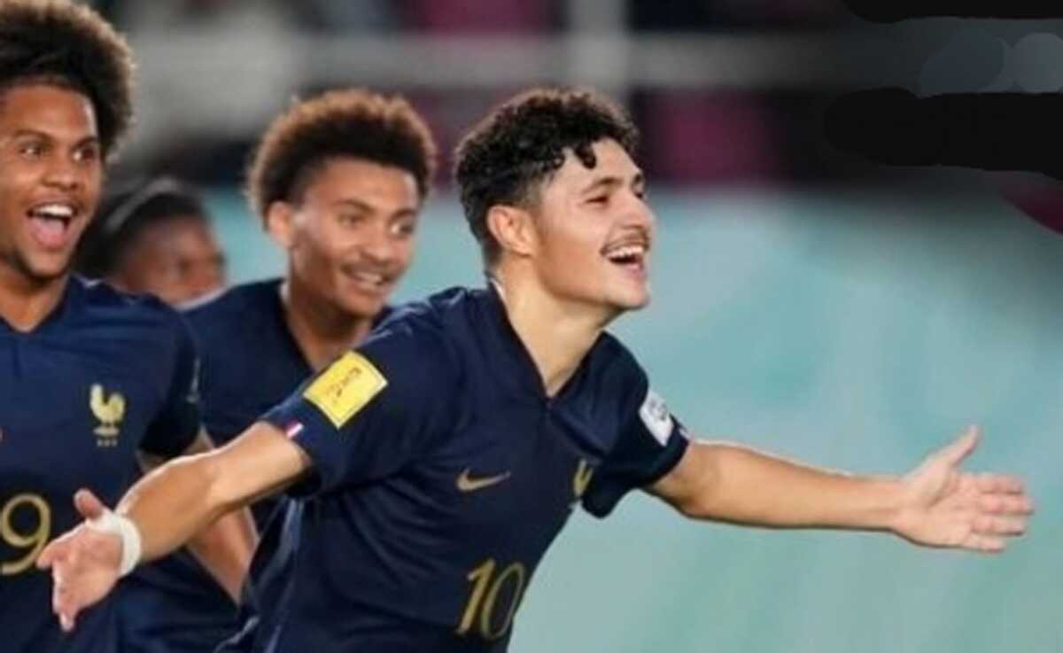 timnas u-17 prancis Para pemain Timnas Prancis merayakan kemenangan atas 10 pemain Mali pada pertandingan semifinal Piala Dunia U-17 2023 di Stadion Manahan, Solo, Jawa Tengah, Selasa (28/11/2023). (Ihd)