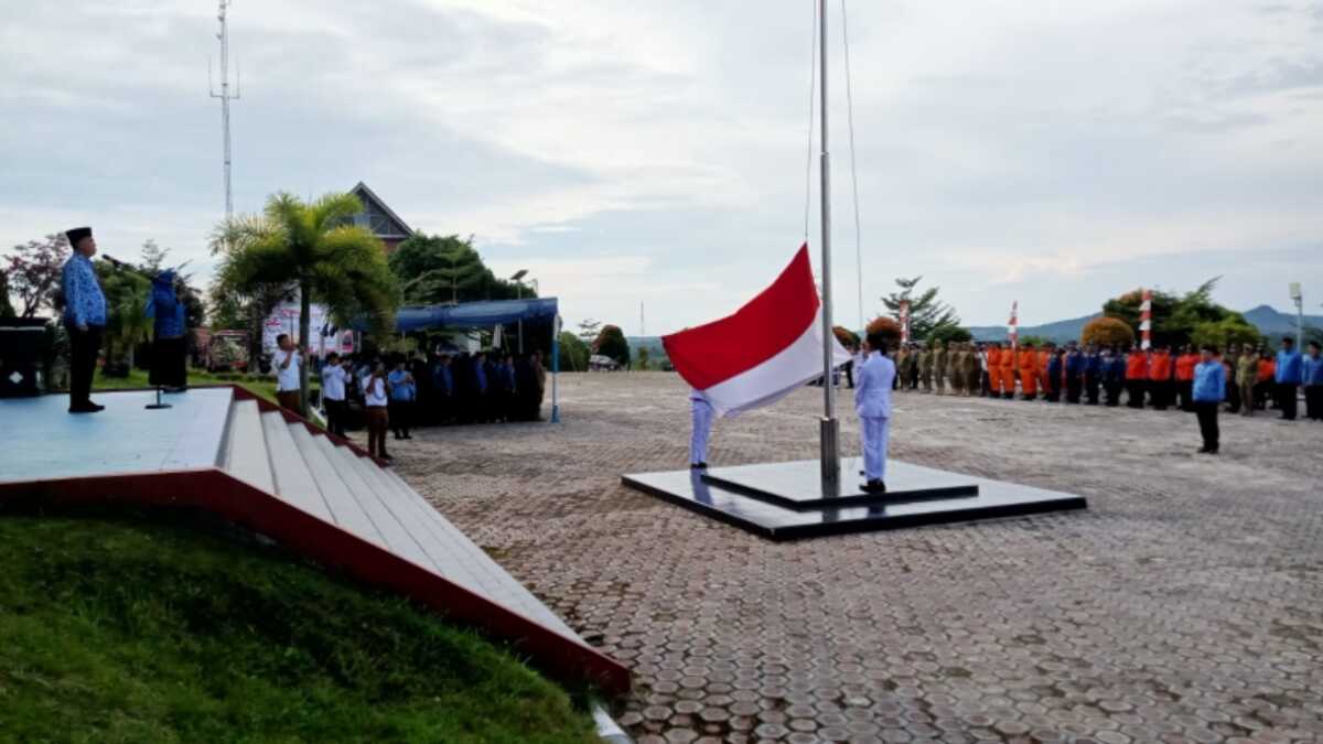 Pengibaran bendera di Upacara Hari Pahlawan Ke 78. (foto : hms)