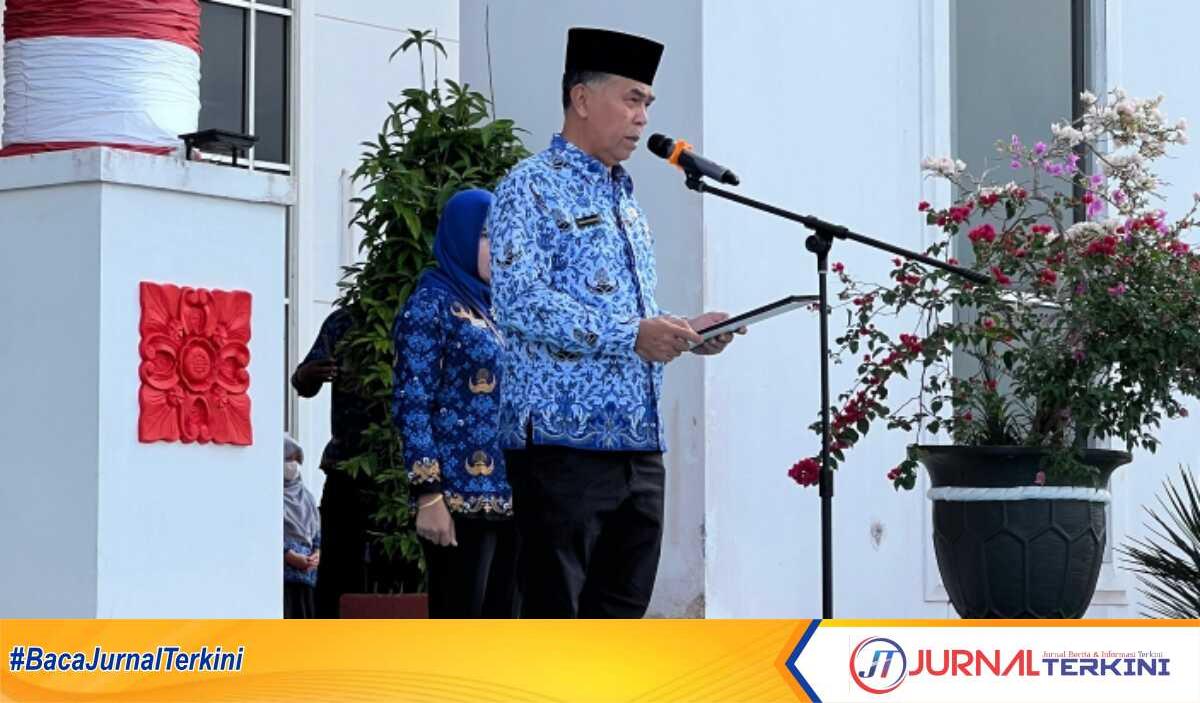 Wan Siswandi saat membacakan amanat Menteri Sosial Republik Indonesia (RI), Tri Rismaharini di Upacara Hari Pahlawan ke-78, Jumat (10/11/2023). (foto : hms)