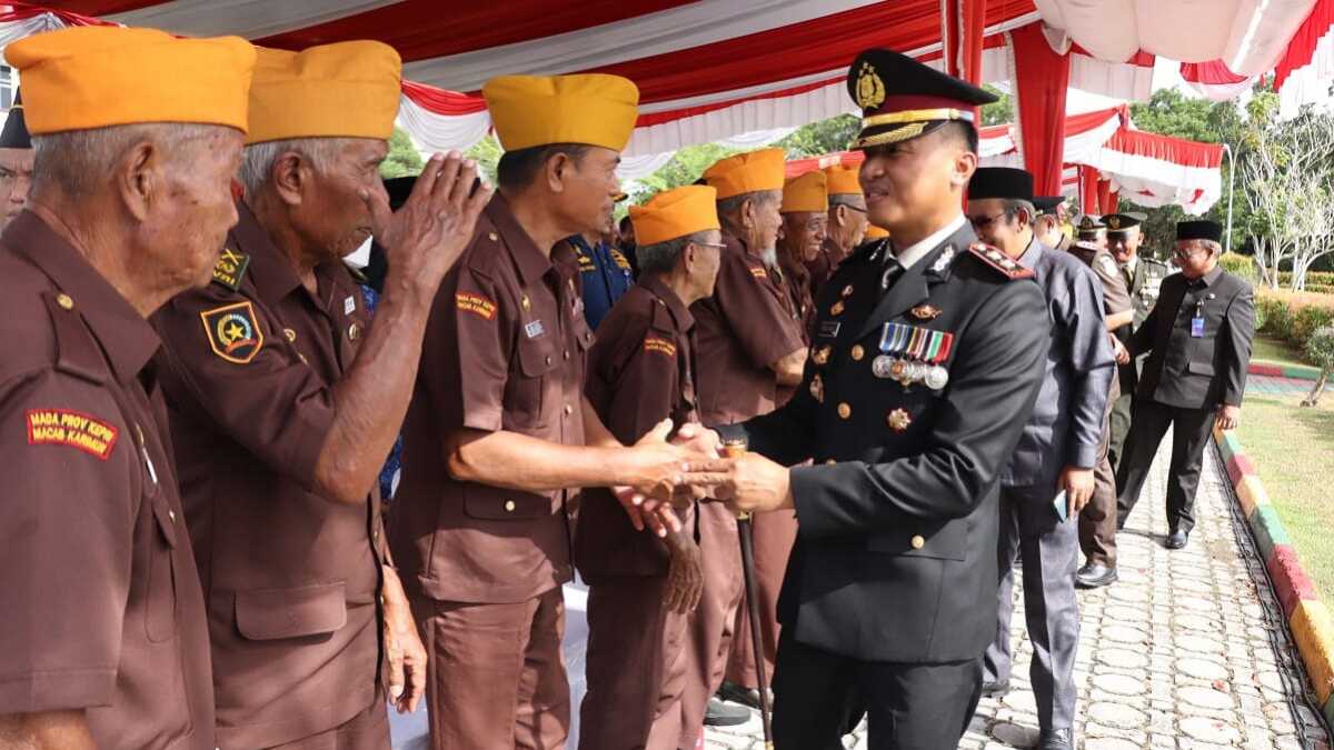 Kapolres Karimun AKBP Fadli Agus bersama sejumlah pejabat menyalami para veteran usai upacara peringatan Hari Pahlawan ke-78 di halaman Kantor Bupati Karimun, Jumat (10/11/2023). (Dok Humas Polres Karimun)