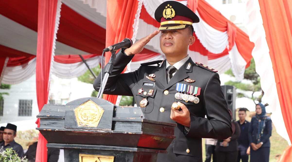 Kapolres Karimun AKBP Fadli Agus menjadi inspektur upacara peringatan Hari Pahlawan ke-78 di halaman Kantor Bupati Karimun, Jumat (10/11/2023). (Dok Humas Polres Karimun)