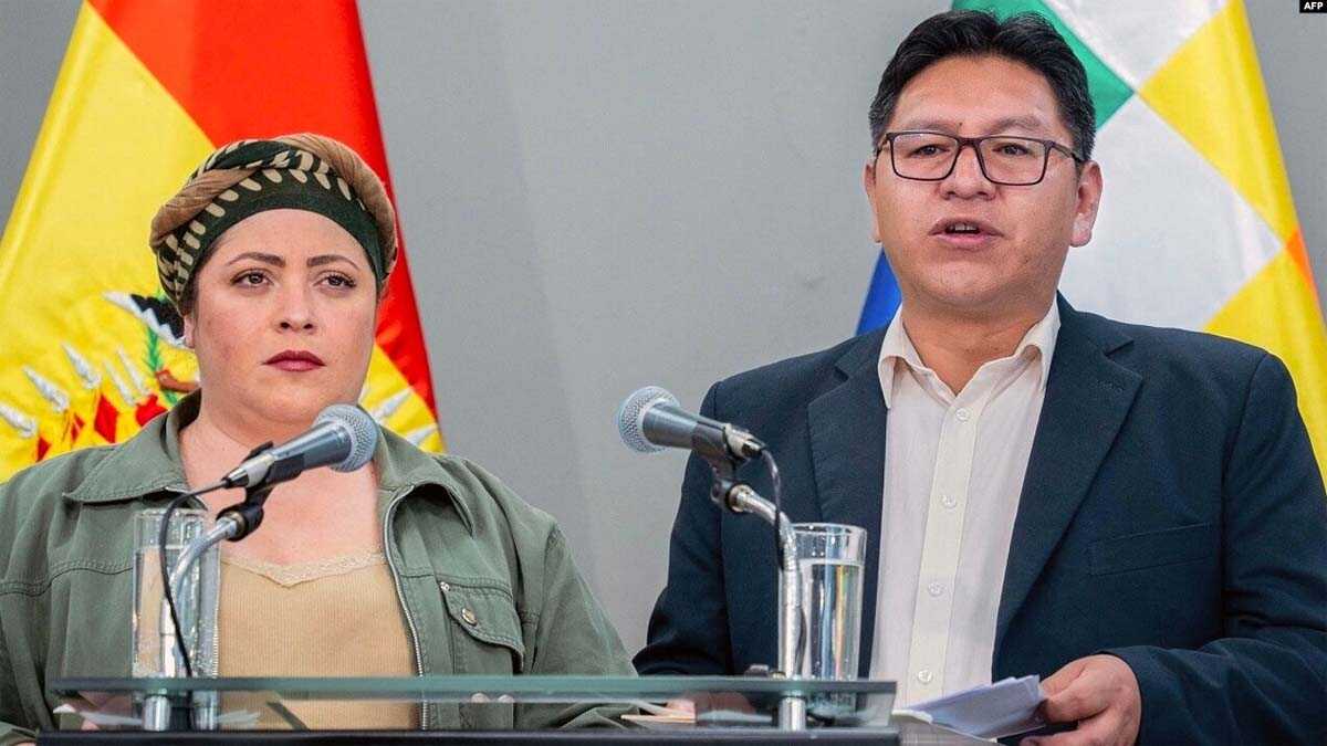 Wakil Menteri Luar Negeri Bolivia Freddy Mamani (kanan) berbicara di samping Menteri Luar Negeri sementara Maria Nela Prada dalam konferensi pers terkait pemutusan hubungan diplomatik Bolivia terhadap Israel, di La Paz, Bolivia, pada 31 Oktober 2023. (Foto: Handout/AFP)