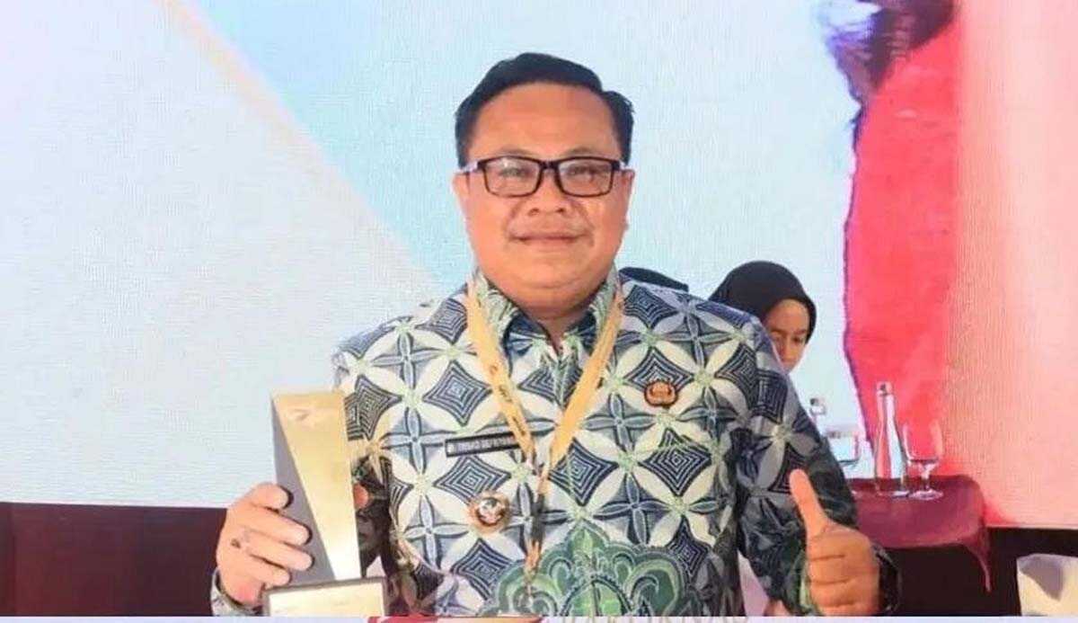 Penjabat (Pj) Wali Kota Lubuklinggau, H Trisko Defriyansa menerima penghargaan peringkat terbaik pada anugerah pengadaan 2023 pada rapat koordinasi nasional (Rakornas) Pengadaan Barang dan Jasa 2023 oleh Lembaga Kebijakan Pengadaan Barang/Jasa Pemerintah (LKPP), di Bidakara Hotel, Jakarta, Selasa (7/11/2023). (Dok Diskominfo Lubuklinggau)