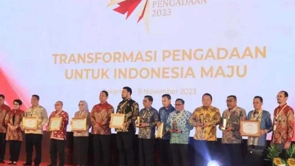 Para kepala daerah menerima penghargaan pada anugerah pengadaan 2023 pada rapat koordinasi nasional (Rakornas) Pengadaan Barang dan Jasa 2023 oleh Lembaga Kebijakan Pengadaan Barang/Jasa Pemerintah (LKPP), di Bidakara Hotel, Jakarta, Selasa (7/11/2023). (Dok Diskominfo Lubuklinggau)