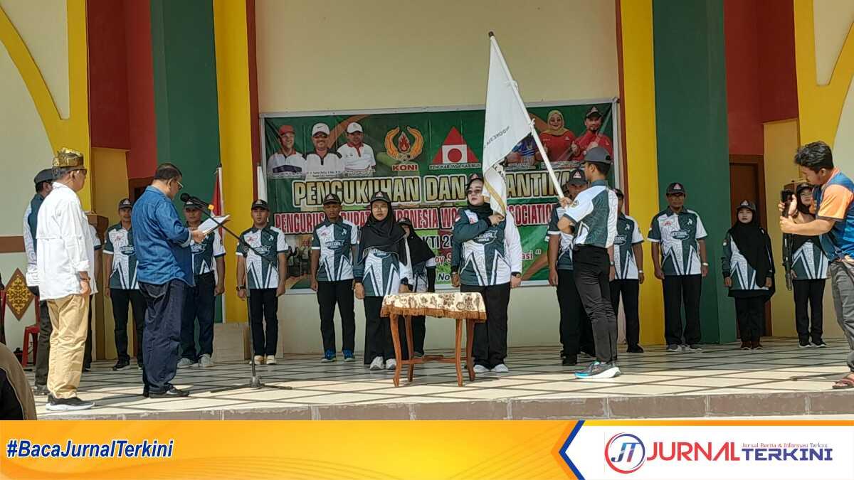 Bupati Karimun Aunur Rafiq melantik Nyimas Novi Ujiani sebagai Ketua Umum dan jajaran pengurus Indonesia Woodball Assocation (IWbA) Kabupaten Karimun periode 2022-2026 di rumah dinas bupati, Sabtu (4/11/2023). (jurnalterkini.id/rusdi)
