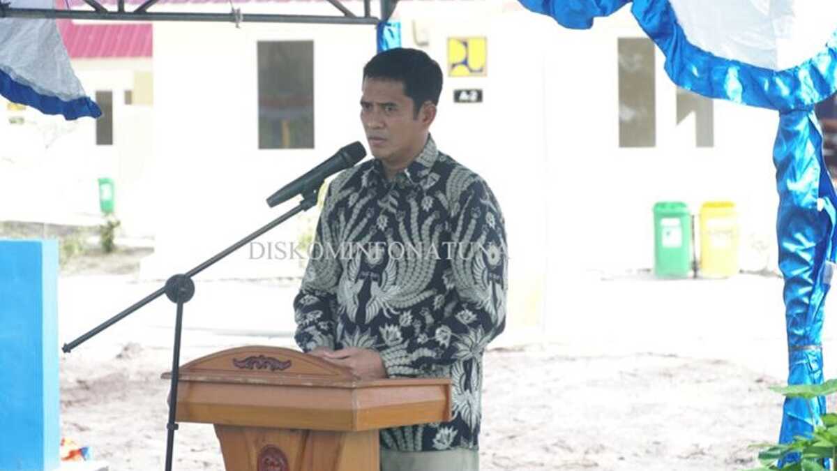 Kepala Dinas Perumahan dan Kawasan Permukiman (Perkim) Natuna, Hendra Kusuma saat menyampaikan laporan. (foto : diskominfona)