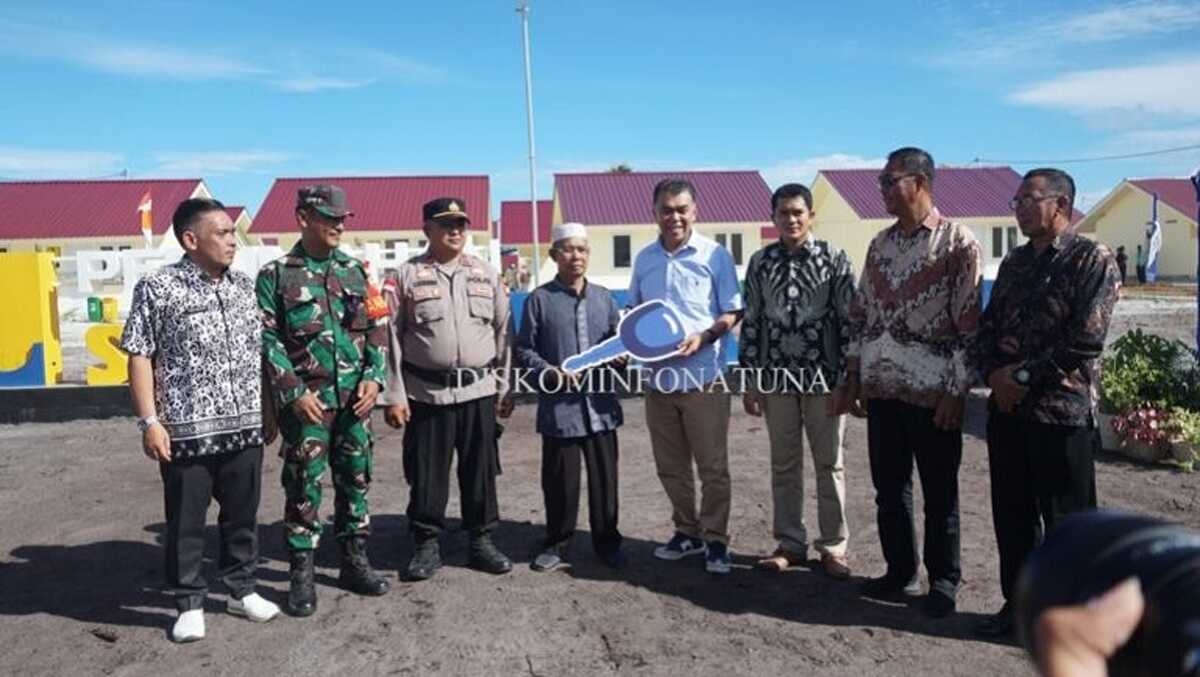 Bupati Natuna kunker ke serasan Bupati Natuna Wan Siswandi saat menyerahkan kunci rumah hunian tetap secara simbolis untuk warga Serasan yang terdampak longsor beberapa waktu yang lalu. (foto : diskominfona)