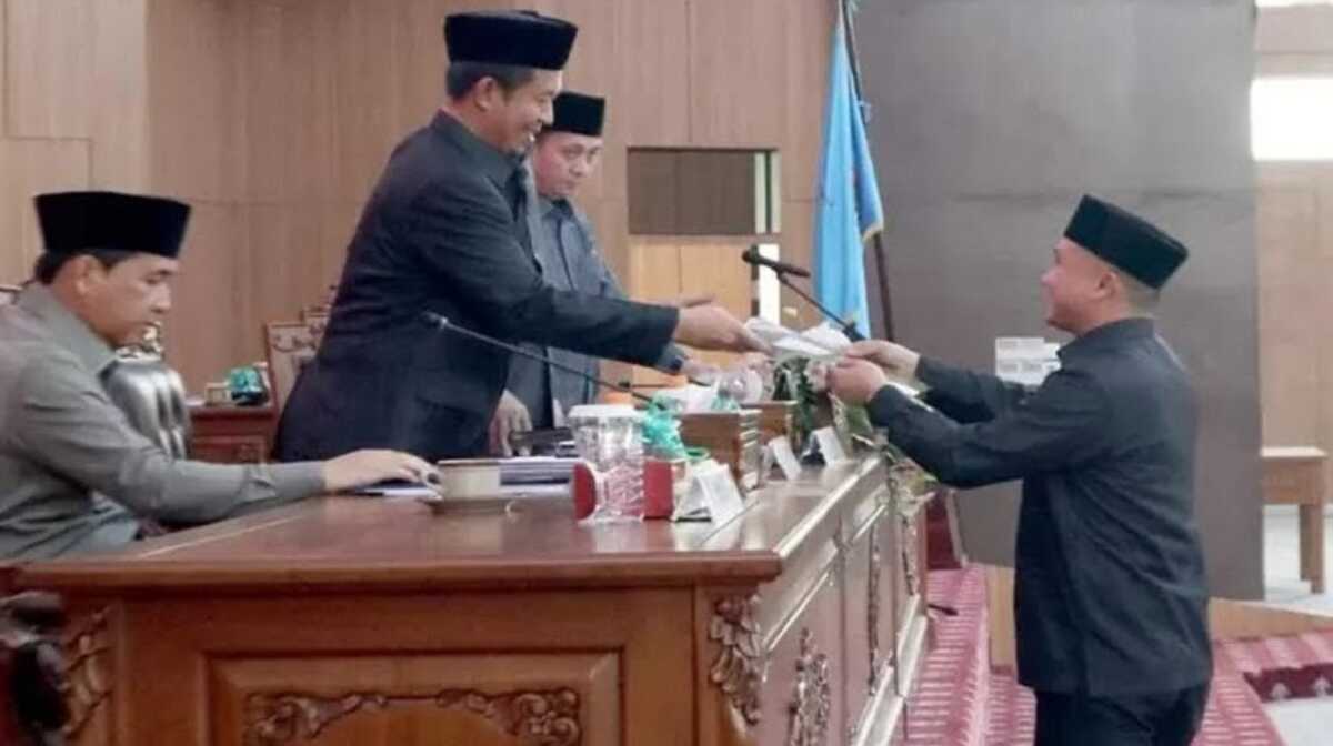 DPRD Lubuklinggau bahas 7 raperda Penyerahan naskah raperda kepada pimpinan DPRD Kota Lubuklinggau dalam rapat paripurna di Gedung DPRD Kota Lubuklinggau, Selasa (5/9/2023). (Dok DPRD Lubuklinggau)