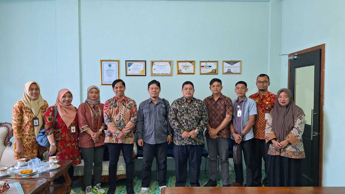 Kemendes PDTT berpose dalam kunjungan memperkenalkan Duta Digital Desa di Dinas Pemberdayaan Masyarakat Desa Kabupaten Karimun, Kamis (21/12/2023). (Dokumentasi pribadi)