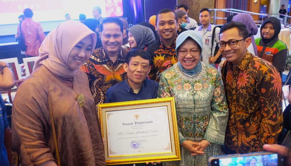 Foto FIFGroup Salah satu karyawan disabilitas FIFGROUP, Ristan Kennedy (baris depan kedua dari kiri) saat foto bersama dengan Menteri Sosial Republik Indonesia, Tri Rismaharini (baris depan kedua dari kanan) beserta dengan jajaran manajemen FIFGROUP. (Dok FIFGROUP)