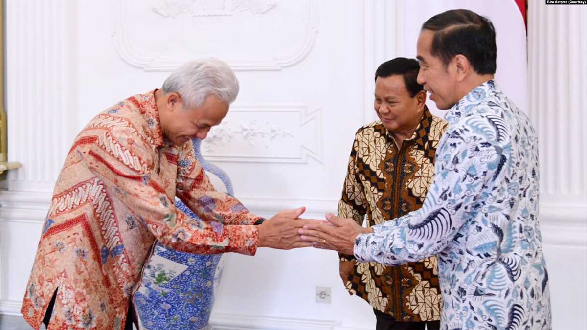 Presiden Jokowi bersalaman dengan salah satu bakal calon presiden Ganjar Pranowo di Istana, 30 Oktober 2023. (Foto: Courtesy/Biro Setpres)