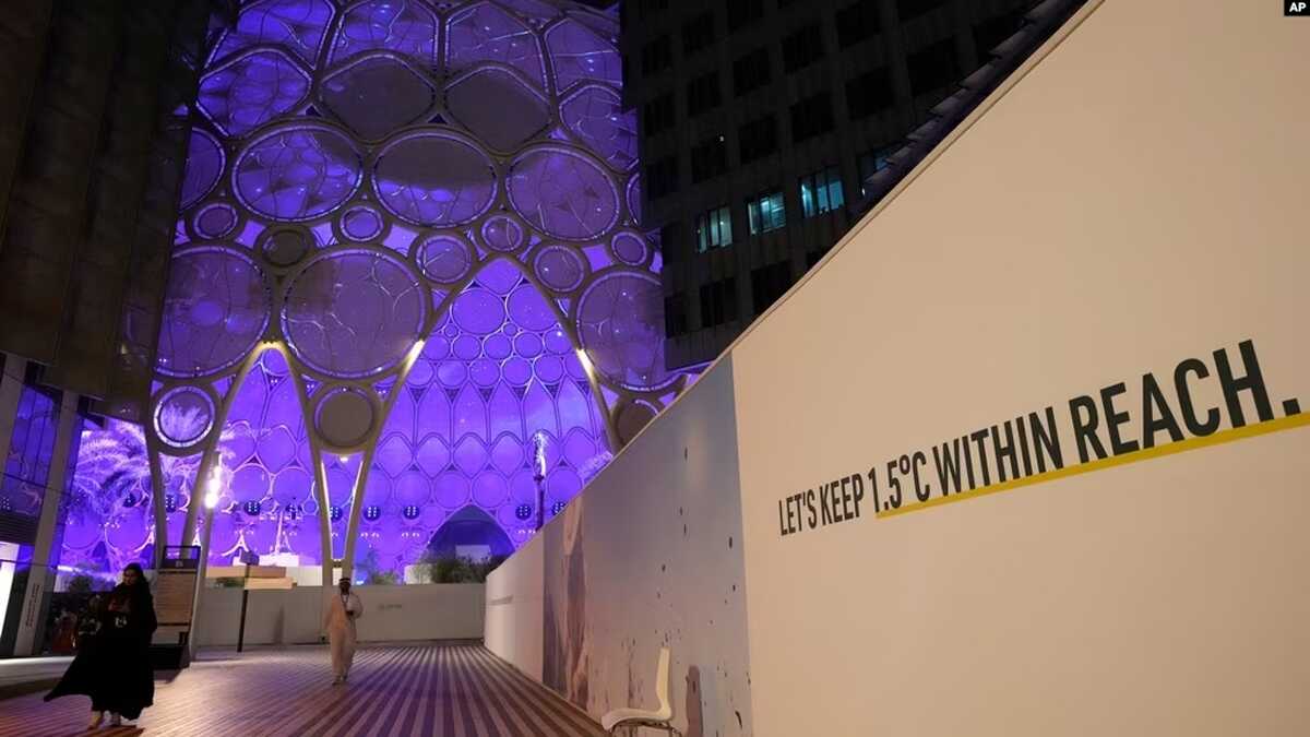 KTT Iklim Sebuah tulisan dipasang dekat Kubah Wasi di Expo City berbunyi "Mari Jaga suhu 1,5 derajat Celsius tetap dalam jangkauan',: di KTT Iklim PBB, di Dubai UEA, 1 Desember 2023. (Foto: Peter Dejong/AP Phofto)