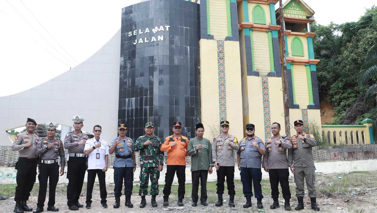 Kapolres Inhil AKBP Budi Setiawan (4 kanan) berfoto bersama sejumlah pejabat di pos perbatasan Riau dan Jambi, Jumat (29/12/2023). (Dokumentasi pribadi)