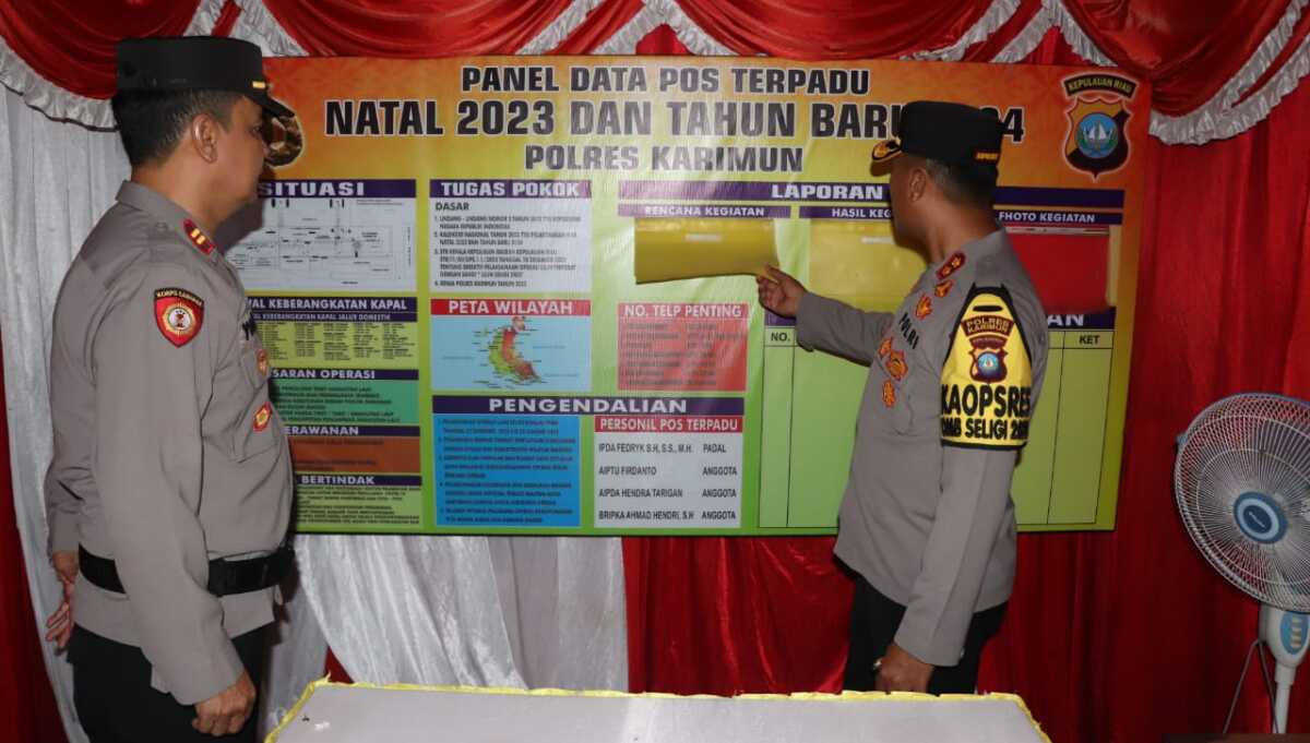 Kapolres Karimun AKBP Fadli Agus mengecek kesiapan pos pelayanan dan pengamanan Operasi Lilin Seligi menyambut Natal dan Tahun Baru (Nataru) 2024, di Coastal Area, Tanjung Balai Karimun, Jumat (22/12/2023). (Dok Humas Polres Karimun)