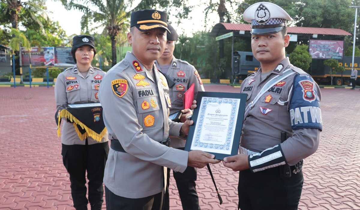 Kapolres Karimun AKBP Fadli Agus memberikan penghargaan atau reward kepada salah satu personel yang berprestasi dalam upacara kesadaran nasional di lapangan Bhayangkara Mapolres Karimun, Senin (18/12/2023). (Dok Humas Polres Karimun)